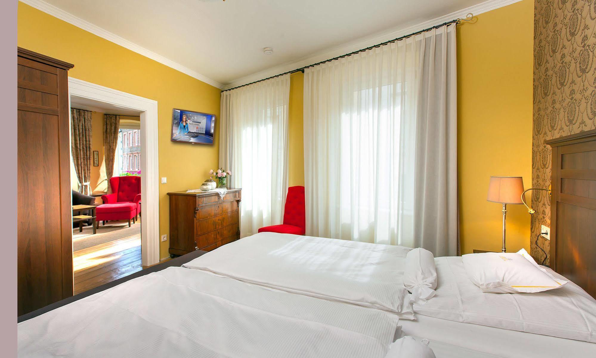Boutique-Hotel Moseltor ทราเบิน-ทราร์บาค ภายนอก รูปภาพ
